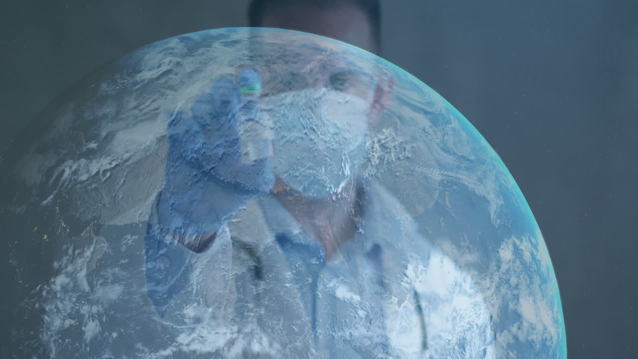 animación de un globo con un científico sosteniendo la vacuna contra la covid-19 usando máscaras faciales