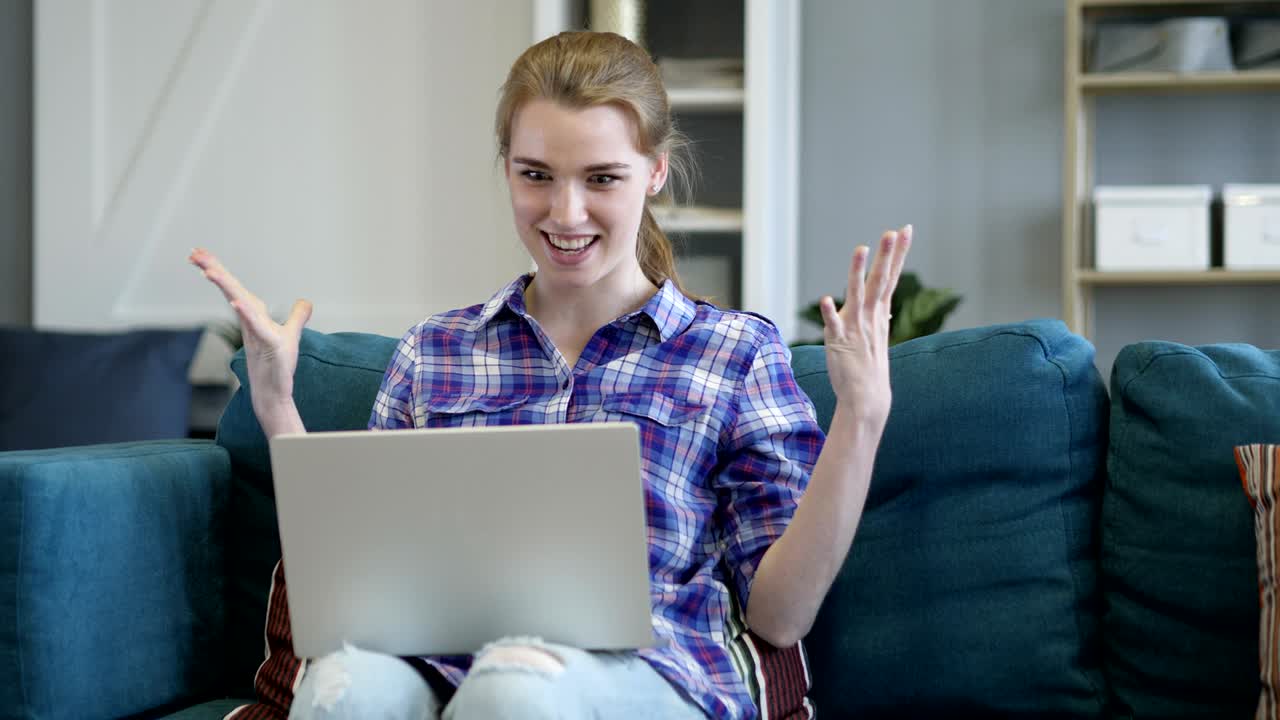 성공을 축하하는 흥분된 여성, 노트북에서 일하고