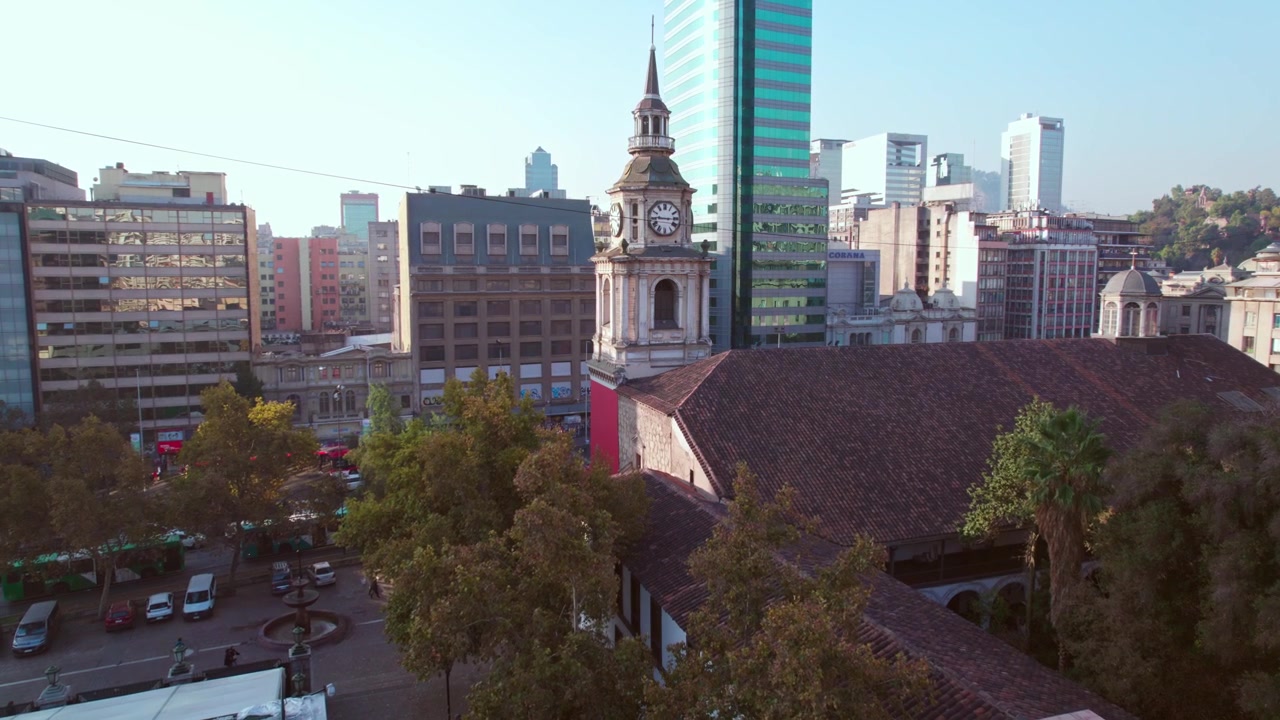 Sorvolo del quartiere Parigi-Londra e avvicinamento alla torre dell'orologio della Chiesa di San Francisco, nel centro di Santiago, tra architetture a contrasto, Cile