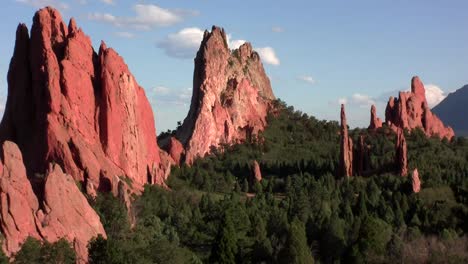 Sandstone-peaks-in-Canyonlands-National-Park-2