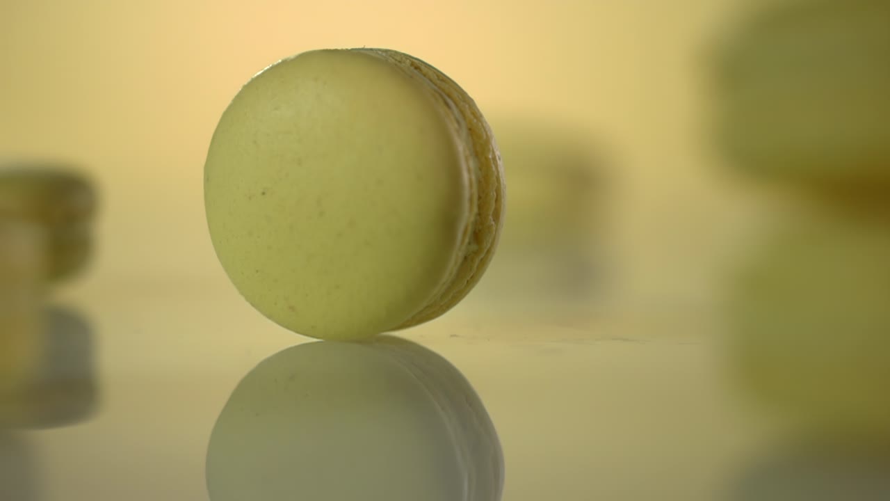 un macarrón está rodando sobre una superficie