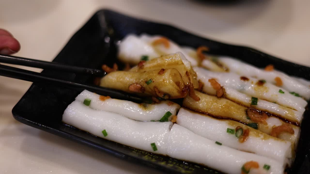 가락이  누들 롤을 집어 들고