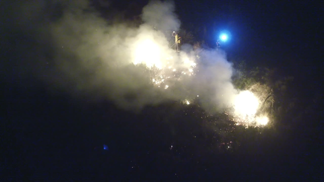 luchando contra otro incendio de arbusto