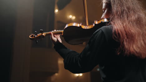 Frau-Geiger-Spielt-Geige-In-Music-Hall-Oder-Opernhaus-Porträt-Des-Musikers-In-Der-Philharmonie