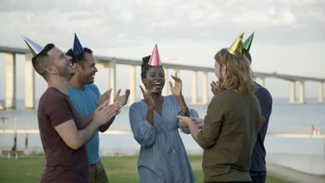 Amigos-Divertidos-Celebrando-Cumpleaños-Con-Sombreros-De-Papel.