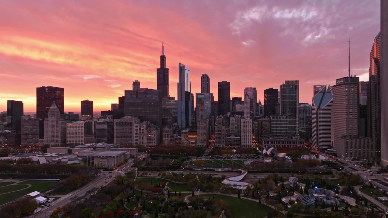 Skyline di Chicago al tramonto, vista aerea con cielo colorato.