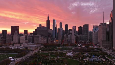 Horizonte-De-Chicago-Al-Atardecer-Vista-Aérea-Con-Cielo-Colorido