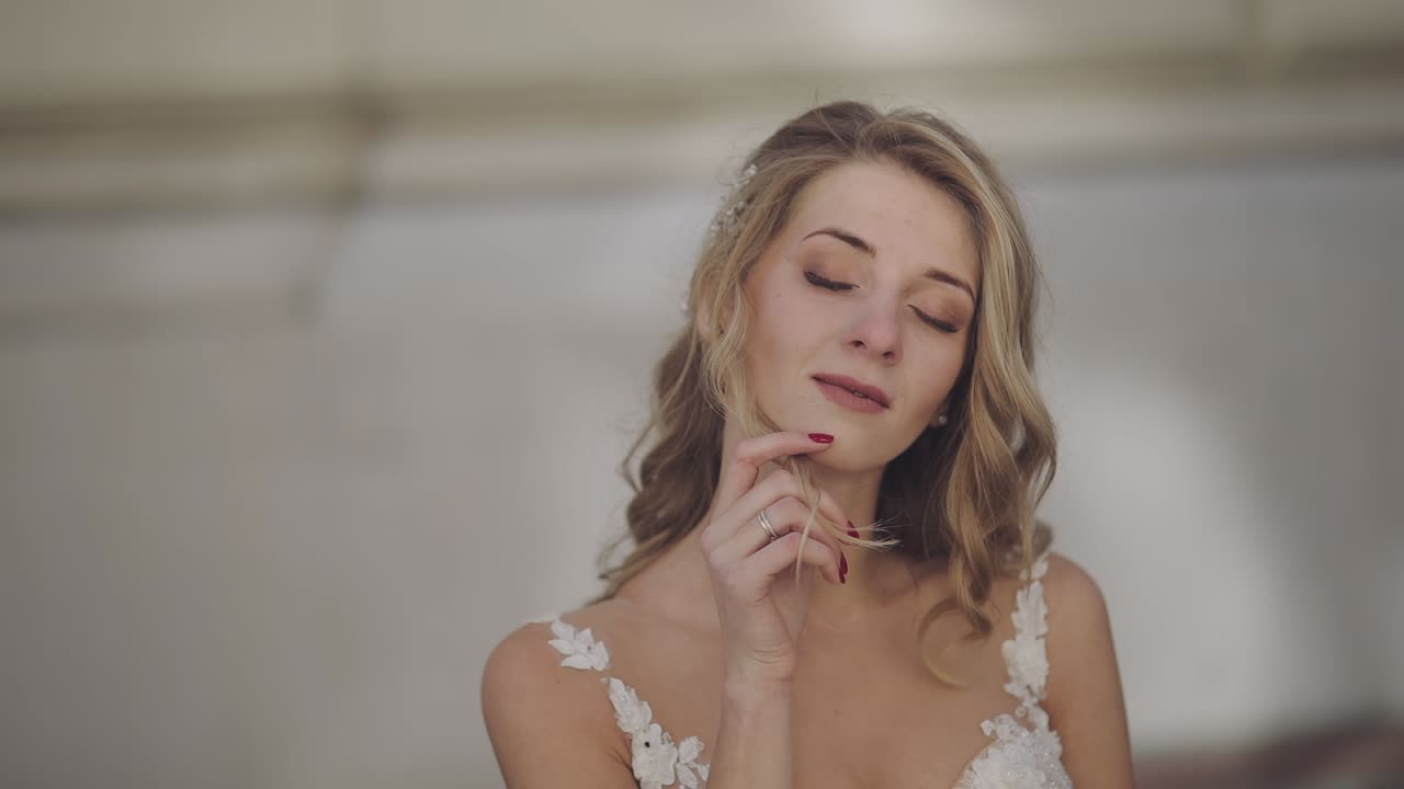 Sposa bella e adorabile. Donna graziosa e ben curata. Rallentatore.