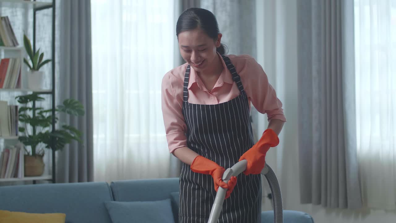 거실 을 청소 하는 여자