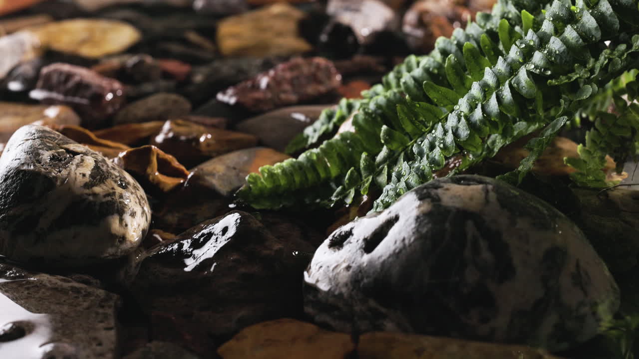 река со скалами