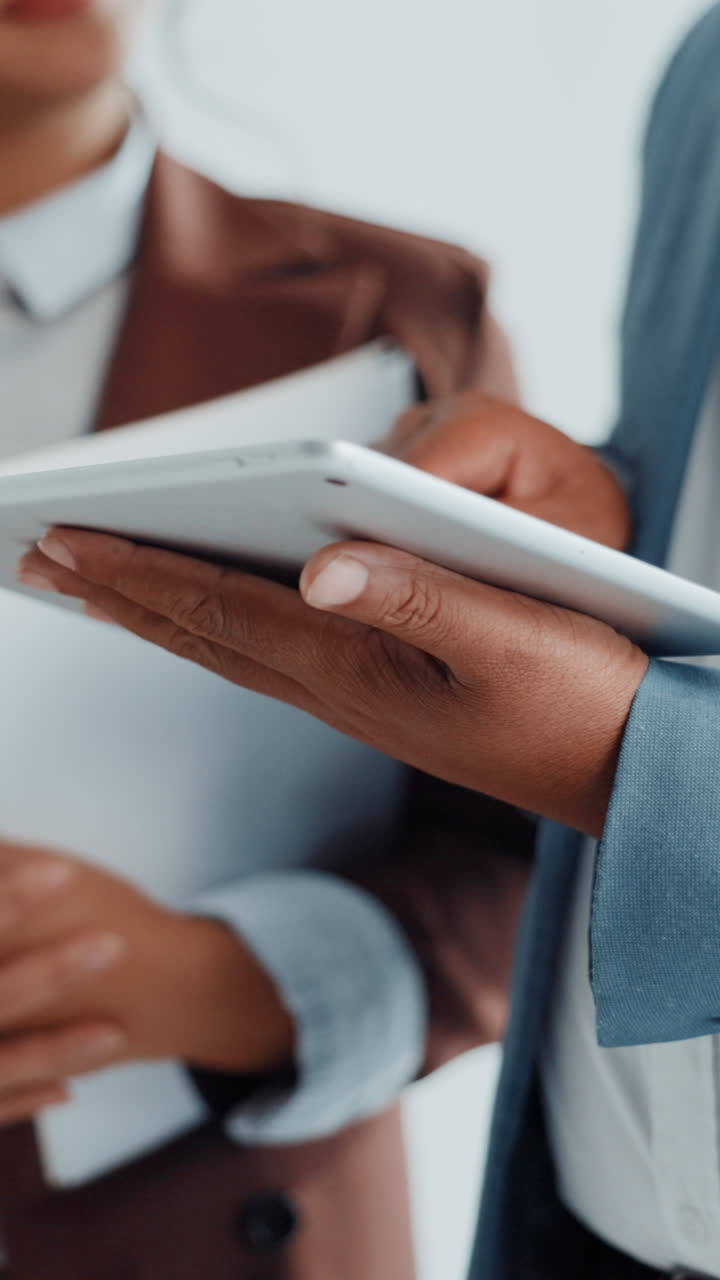 Närbild av affärsfolk som använder en digital surfplatta