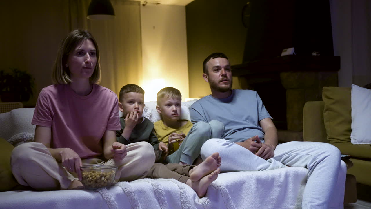 가족 이 영화 를 즐기는 것