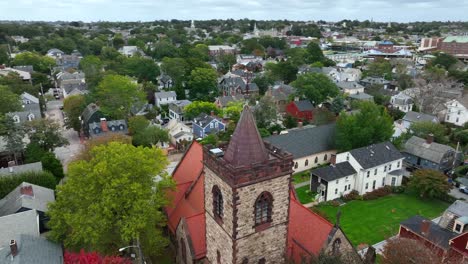 Die-Luftumlaufbahn-Zeigt-Die-Innenstadt-Von-Newport,-Rhode-Island