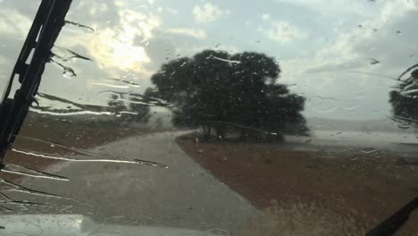 Pov:-Der-Seltene-Regensturm-In-Kalahari-Verursacht-Große-Überschwemmungen-Auf-Einer-Sandstraße