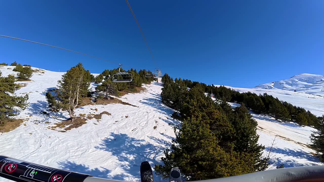 Vista da una seggiovia su una montagna innevata