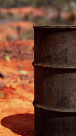 un barril oxidado en un paisaje desértico