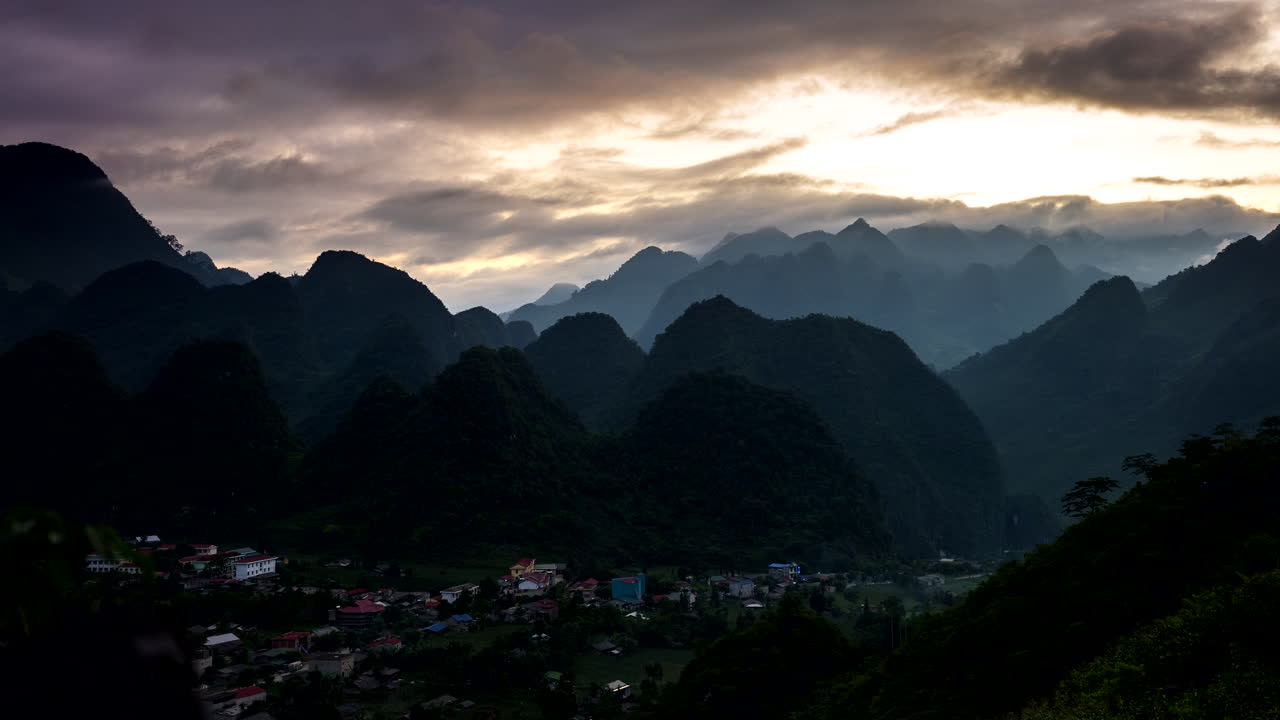 Timelapse del atardecer mientras las nubes sobrevuelan un dramático paisaje kárstico, Lung Ho, Vietnam