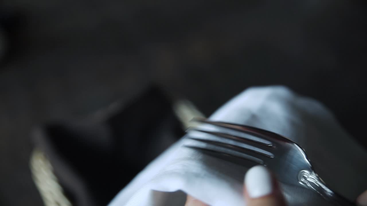Vidlička a ubrousek na stole