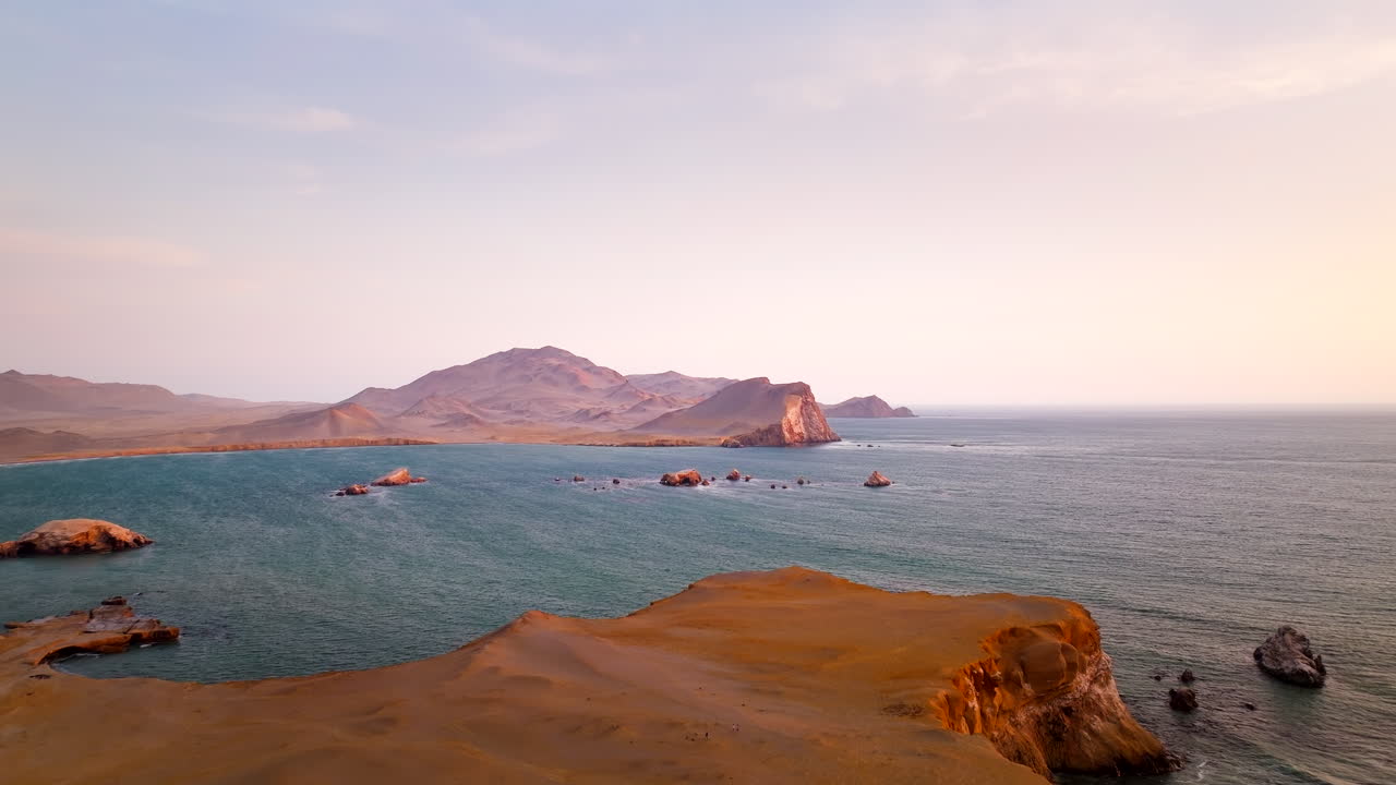 Drammatiche scogliere costiere della Riserva Nazionale di Paracas in Perù, Sud America. Ripresa aerea