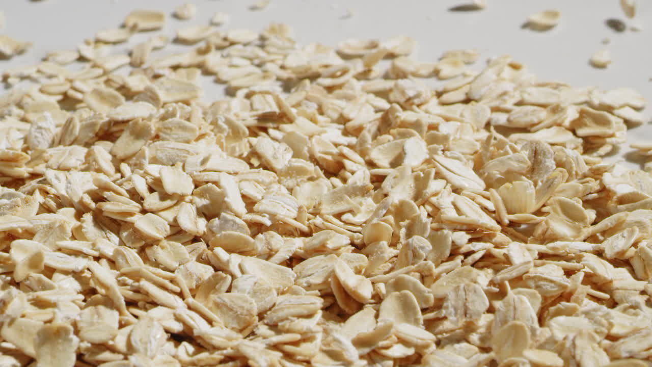 슬로우 모션으로 떨어지는 귀리