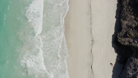 de arriba hacia abajo de bañista tendido en la playa de tecolote, baja, méxico