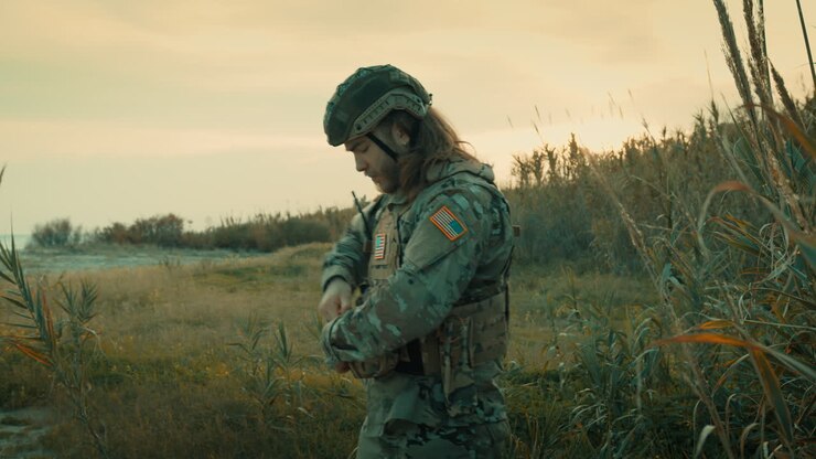 Soldato militare con capelli lunghi che indossa un elmetto protettivo
