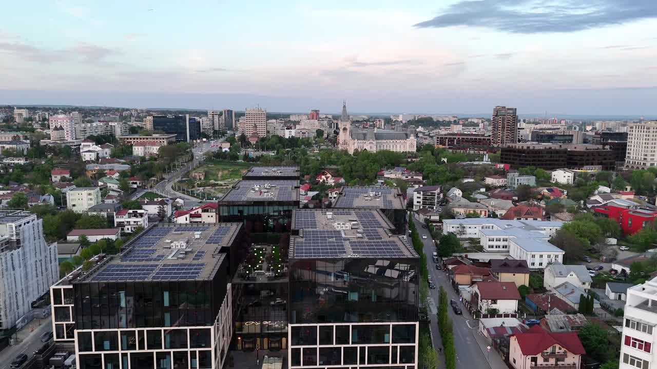 дрон летит над кампусом паласа и направляется в дворец культуры в яси, румыния.