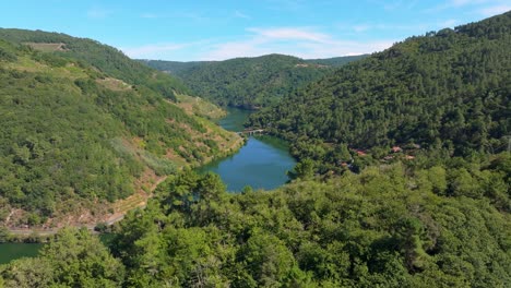 Montañas-Boscosas-Revelaron-Pueblo-De-Belesar-En-Viñedos-De-Ribeira-Sacra,-Galicia,-España.