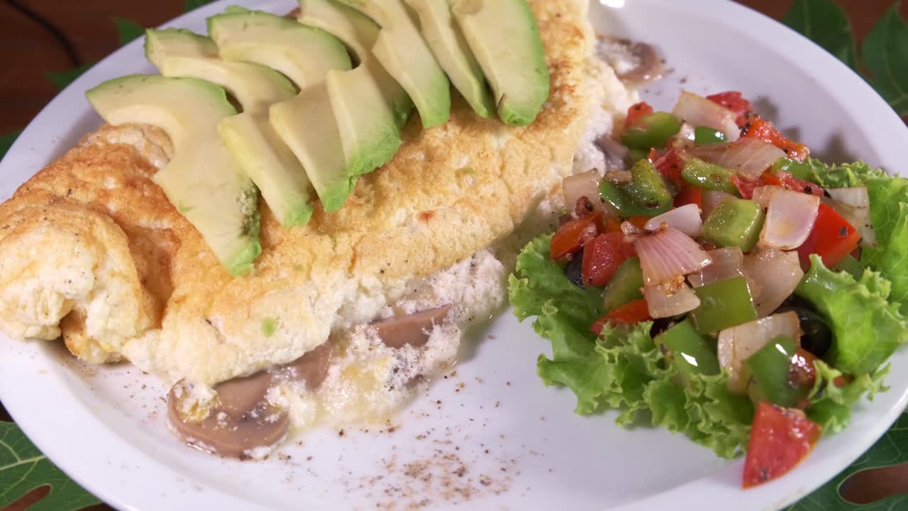 una deliciosa tortilla y ensalada con rodajas de aguacate