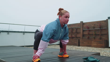 Chica-En-Forma-Haciendo-Ejercicios-De-Entrenamiento-Cardiovascular-Ejercicios-Al-Aire-Libre-Sentadillas-Yoga-Estiramiento-Ejercicio-En-El-Techo