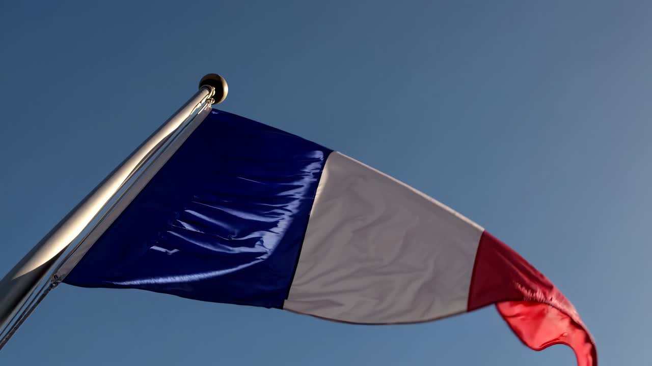Fransk flag, der vajer mod en klar blå himmel.