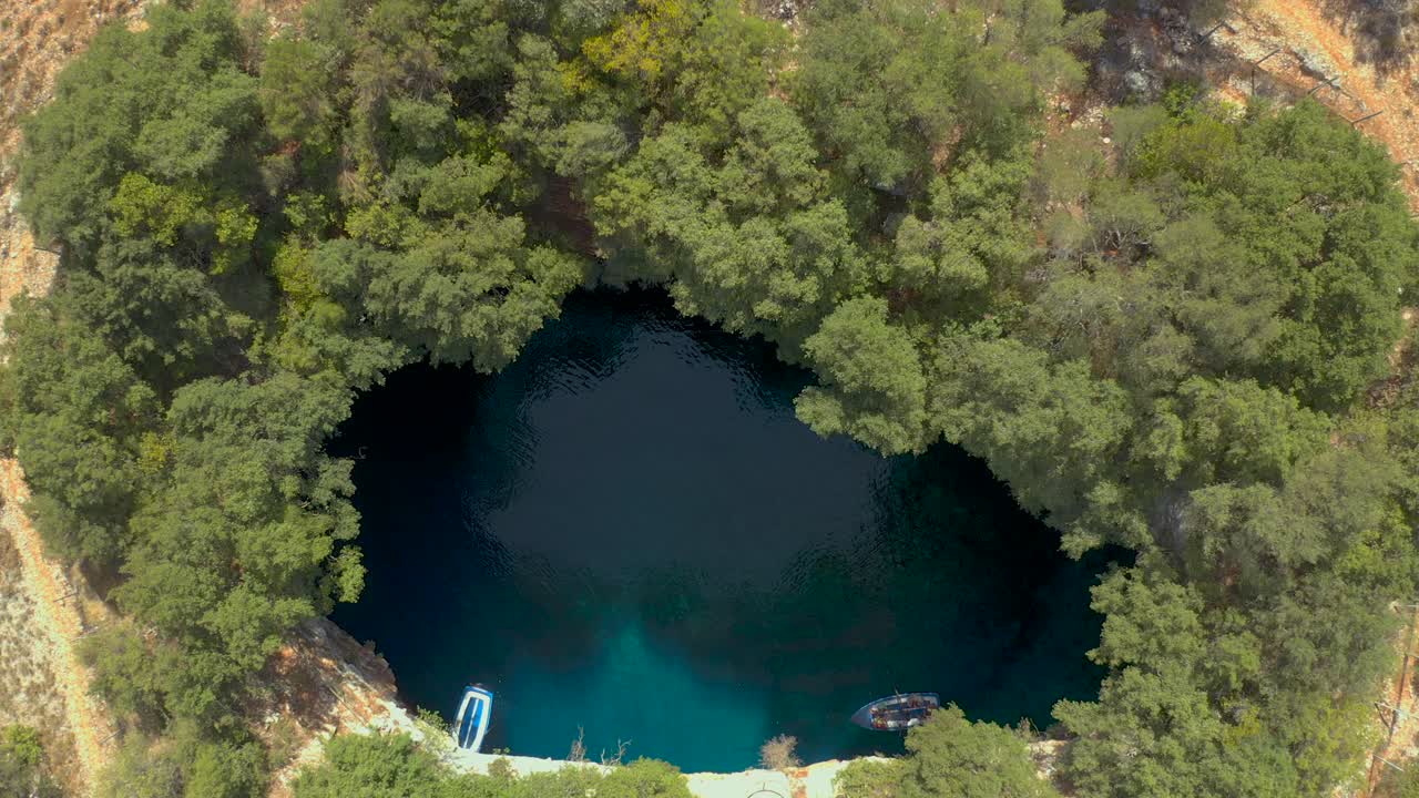 Vista dall'alto in discesa verso la scenografica grotta di Melissani, isola di Cefalonia