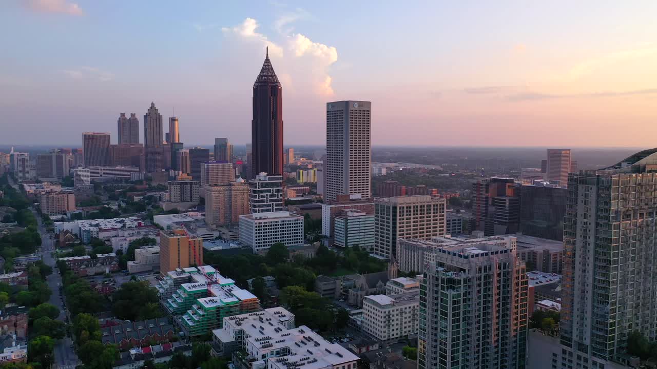 일몰 동안 애틀랜타 시내를 향해 웅웅거리며