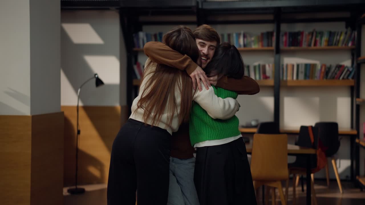 편안한 공간에서 안고 있는 친구들