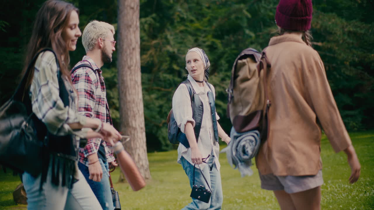 잔디 위를 는 관광객들에게 설명하는 가이드