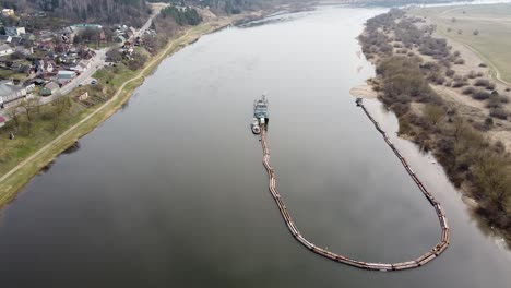 nave industrial profundizando el río nemunas en vista aérea de drones