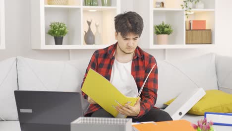 el hombre perezoso está buscando documentos en el comedor y está feliz de encontrarlo.