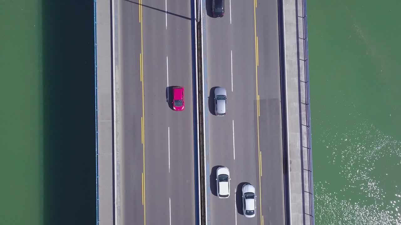 베오그라드의 브란코 다리와 자동차의 상승 4k 공중 촬영