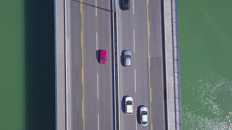tomada aérea ascendente de 4k del puente de branko y los coches en belgrado