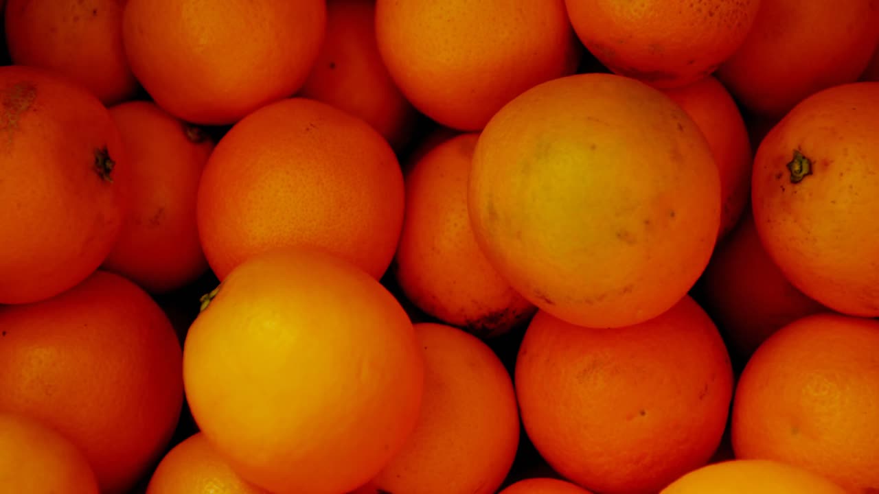 primer plano de frutas de naranja en la canasta en el supermercado 4k