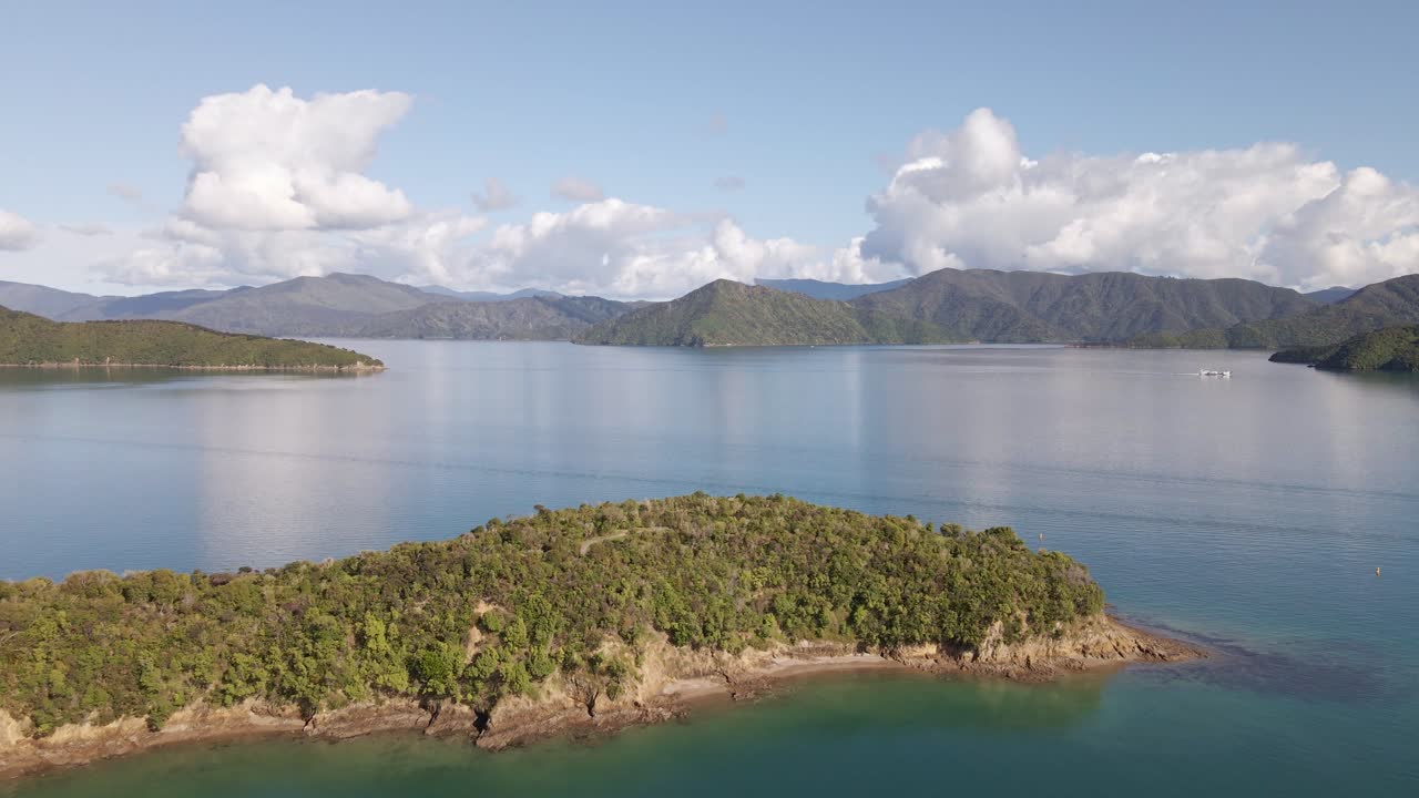 volando sobre una península cubierta de vegetación en los sonidos de marlborough y hacia las montañas costeras