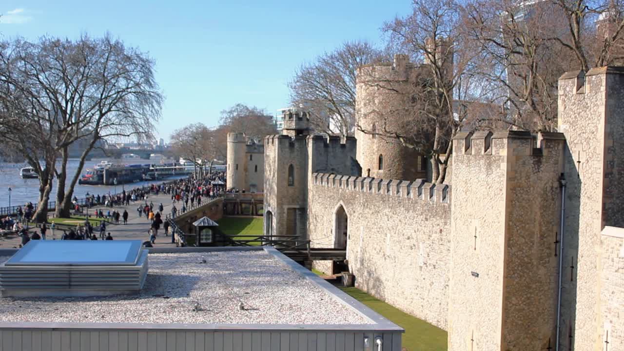 런던 다리에서 크래들 타워 주위를 걷는 사람들