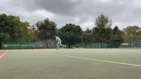 Joven-Jugador-De-Tenis-Masculino-Adolescente-Caucásico-Durante-Un-Juego-O-Práctica