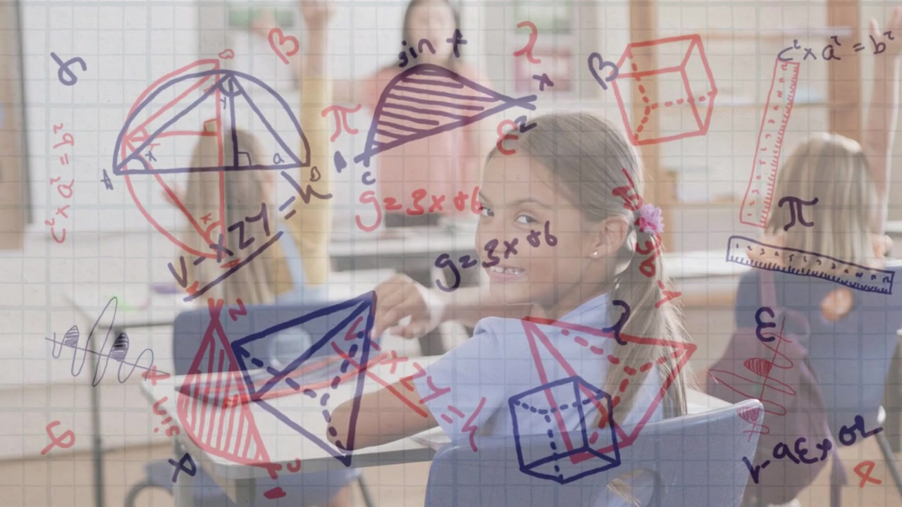 Uczennica ze spinką podnosząca rękę, odwracająca się i uśmiechająca po gestykulacji nauczyciela, nakładka matematyczna pozostająca na ekranie.