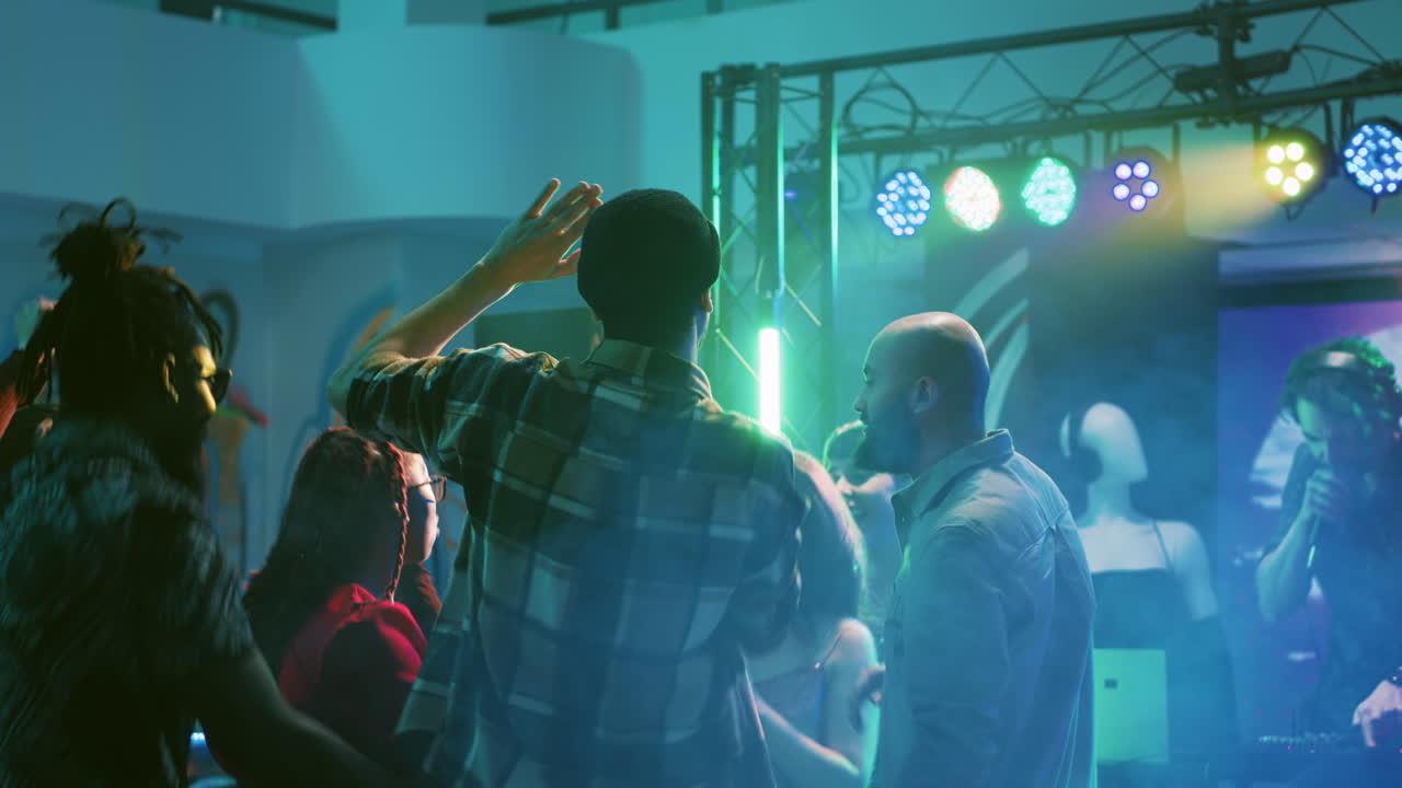 Människor som dansar och festar på en nattklubb
