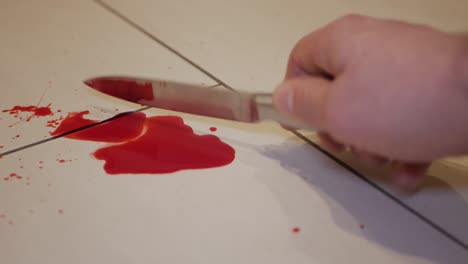 levantando un cuchillo de arma homicida salpicado de sangre, primer plano