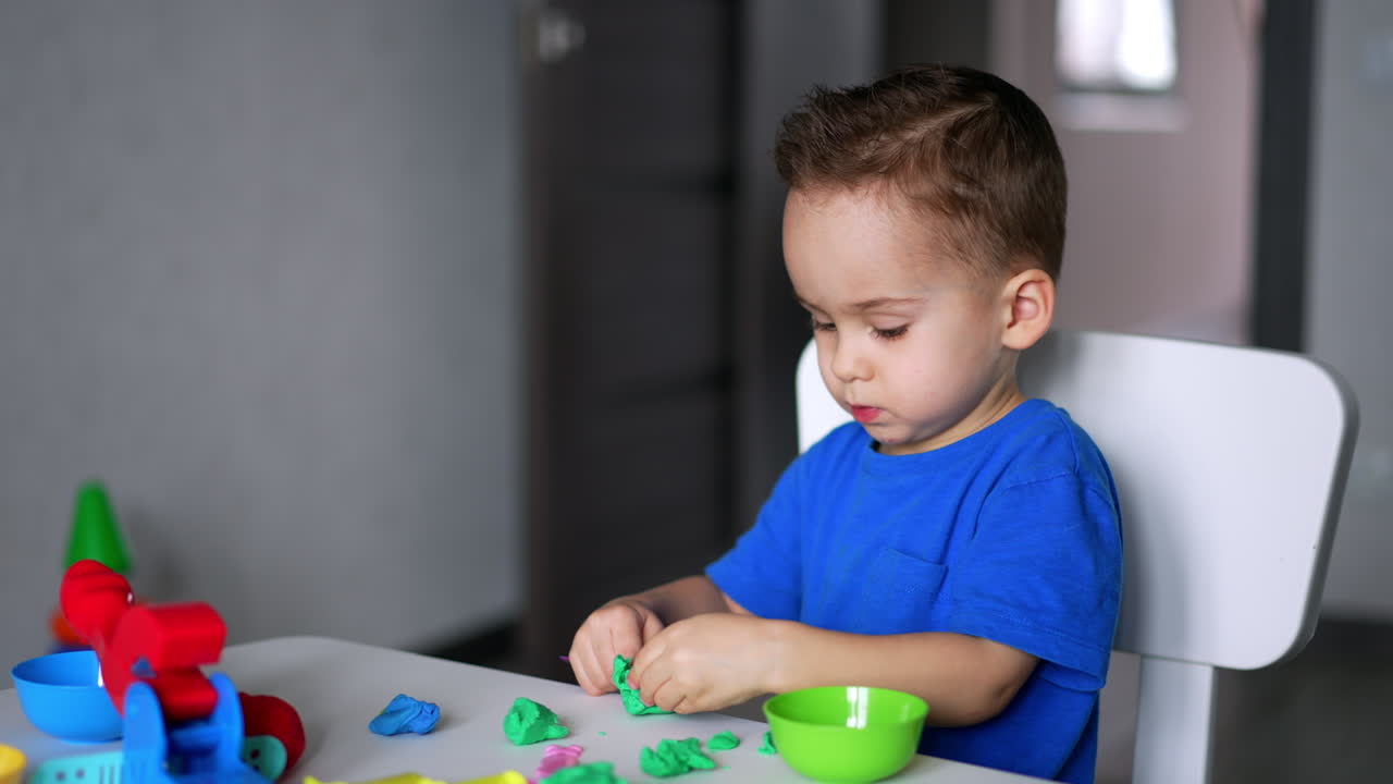 Niño lindo jugando con juguetes en la mesa. Educación preescolar infantil a través del juego