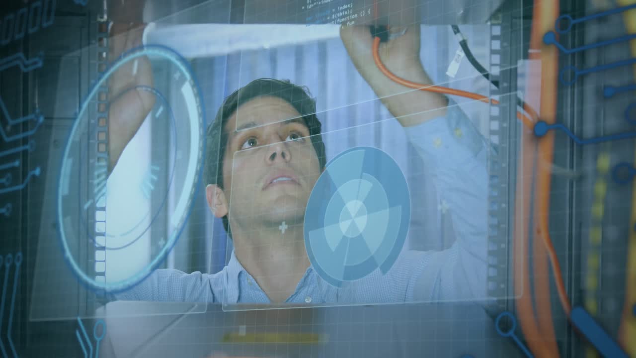 animación de escáner redondo y procesamiento de datos sobre ingeniero masculino caucásico trabajando en la sala de servidores