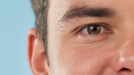 primer plano, visión y ojo de un hombre en un azul