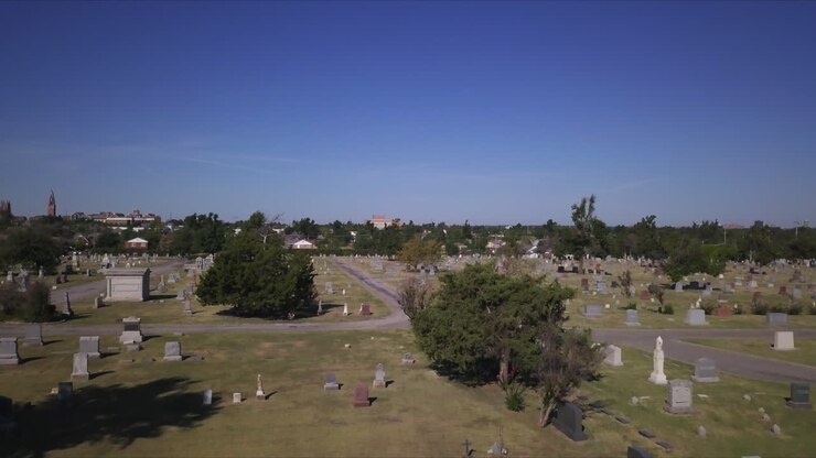 Inquadratura finale di un cimitero durante una luminosa giornata di sole.